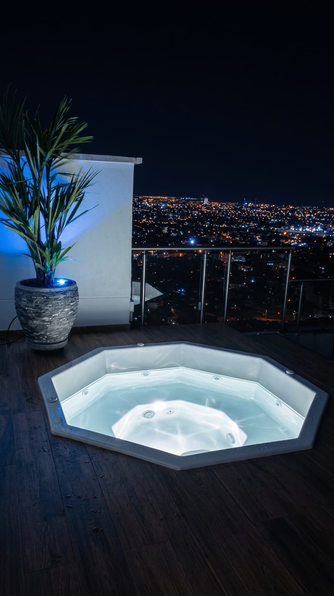Jacuzzi con vista a la ciudad — Piscinas + Químicos, Cali